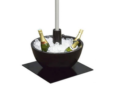 coupe parasolvoet gevuld met ijs en flessen champagne