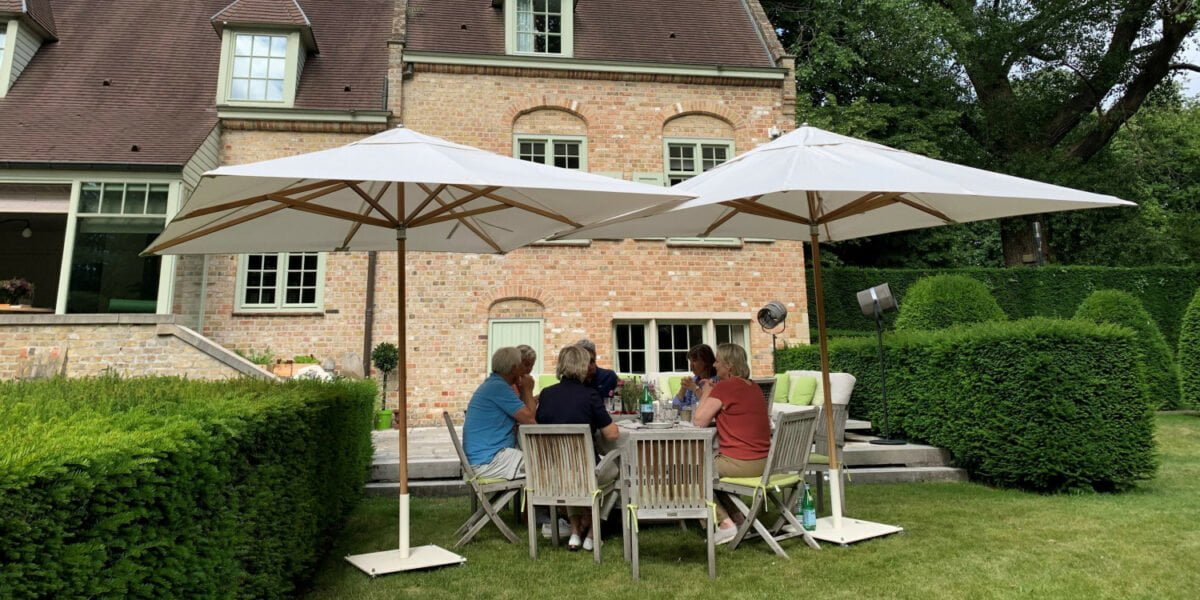 Sombrilla Symo Cape Wood 3&nbsp;x&nbsp;3&nbsp;m con autoelevaci&oacute;n en una casa particular